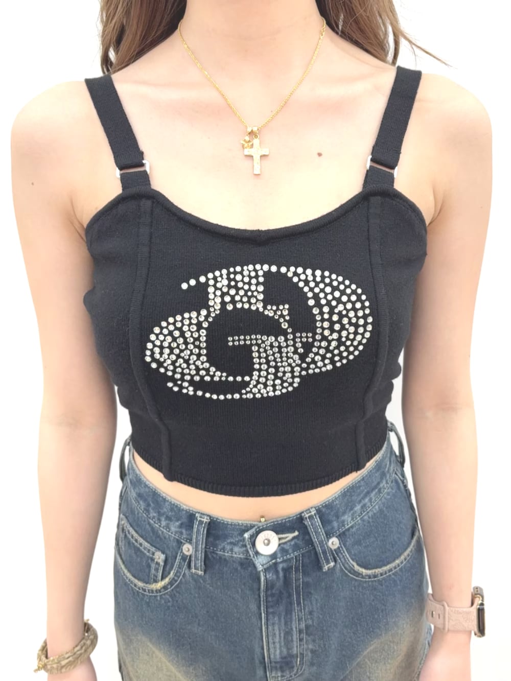 その他のサンダル、ブラック系のキャミソール、ブルー系のデニムパンツを着用したレディースの夏コーディネートの4枚目の写真