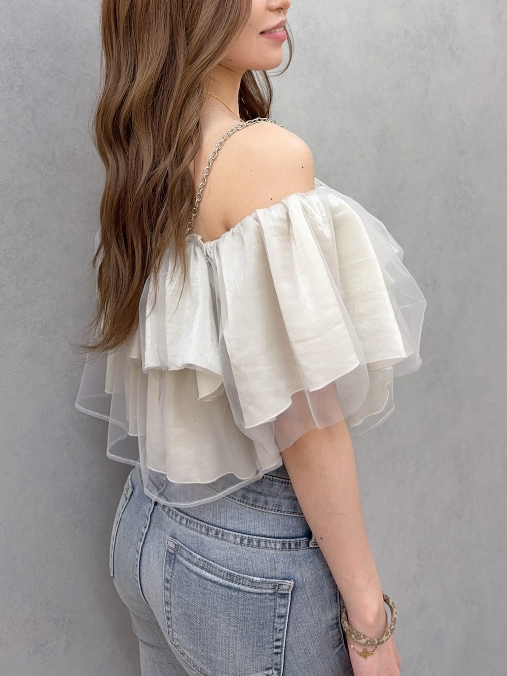 ベージュ系のシャツ/ブラウス、ブルー系のデニムパンツ、ホワイト系のサンダルを着用したレディースの夏コーディネートの6枚目の写真