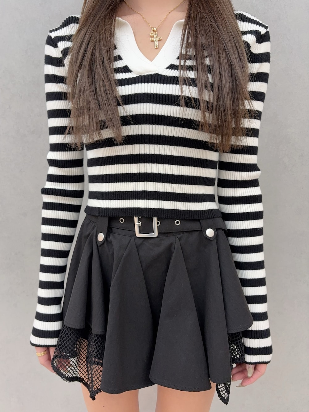 その他のニット/セーター、ブラック系のスカート、ブラック系のブーツを着用したレディースの冬コーディネートの4枚目の写真