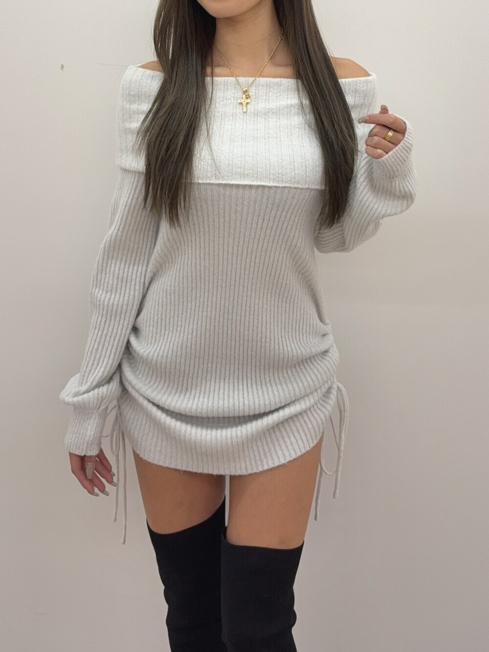 ホワイト系のチュニック、ブラック系のブーツを着用したレディースの秋コーディネートの4枚目の写真