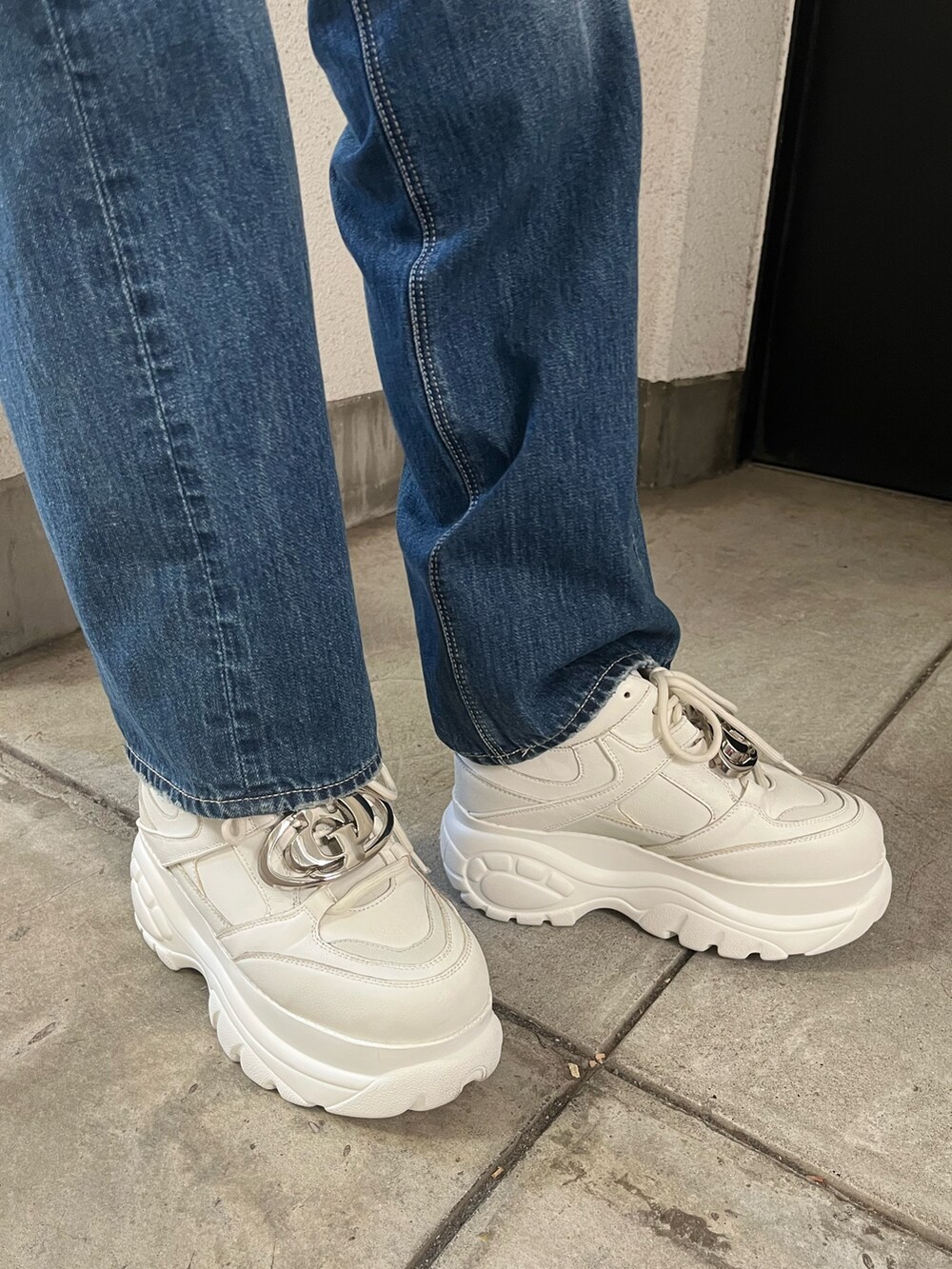 ホワイト系のTシャツ/カットソー、ホワイト系のハンドバッグ、ブルー系のデニムパンツを着用したレディースの春コーディネートの8枚目の写真