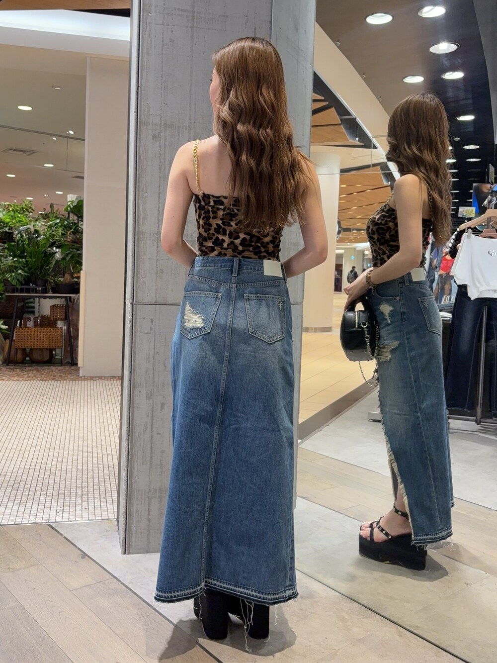 その他のキャミソール、ブラック系のサンダル、ブルー系のデニムスカートを着用したレディースの春コーディネートの3枚目の写真