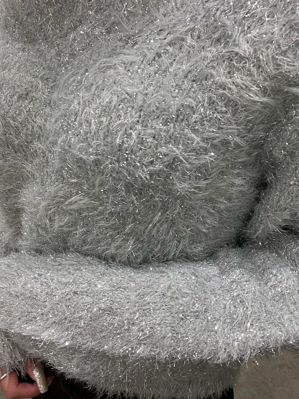 ホワイト系のダウンジャケット/コート、グレー系のニット/セーター、ブラック系のデニムスカートを着用したレディースの冬コーディネートの7枚目の写真