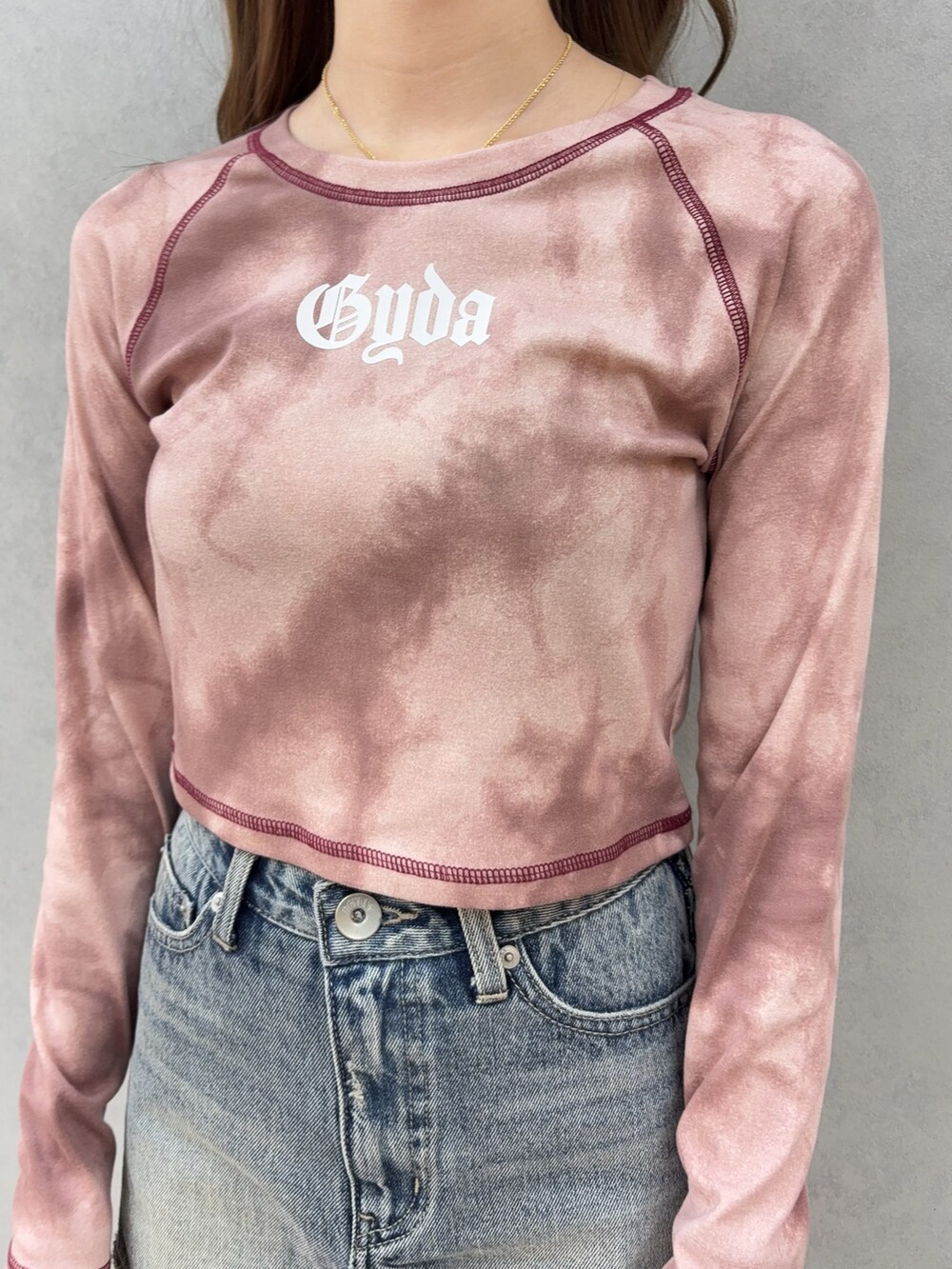 レッド系のTシャツ/カットソー、ブルー系のデニムスカート、ブラック系のブーツを着用したレディースの夏コーディネートの4枚目の写真