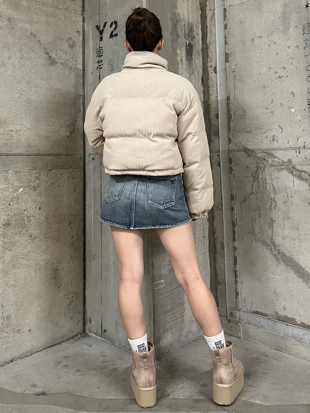 ベージュ系のブーツ、ブルー系のデニムスカートを着用したレディースの秋コーディネートの3枚目の写真