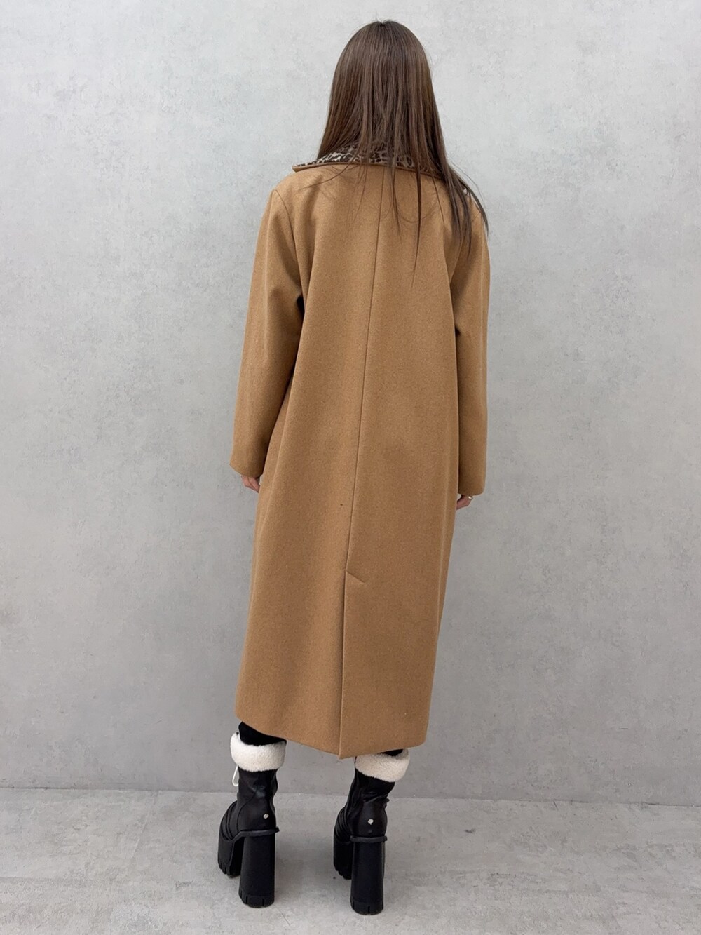 イエロー系のダウンジャケット/コート、ブラック系のブーツ、ブラック系のデニムパンツを着用したレディースの冬コーディネートの3枚目の写真