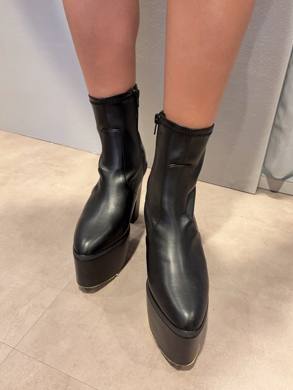 ブルー系のデニムパンツ、ブラック系のブーツ、グリーン系のTシャツ/カットソーを着用したレディースの夏コーディネートの5枚目の写真