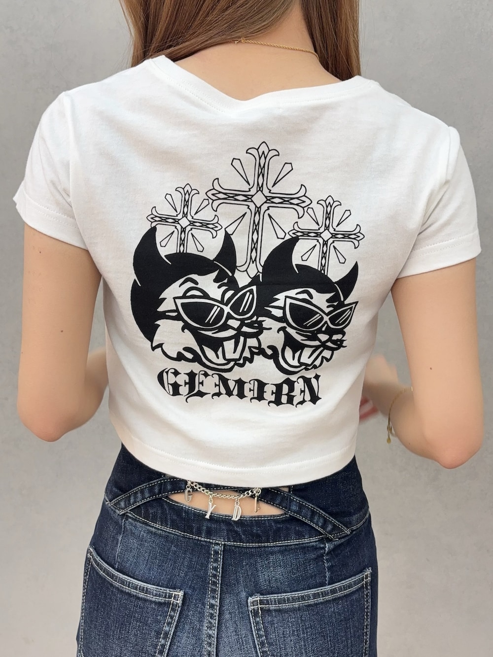 ブルー系のデニムパンツ、ブラック系のサンダル、ホワイト系のTシャツ/カットソーを着用したレディースの春コーディネートの5枚目の写真