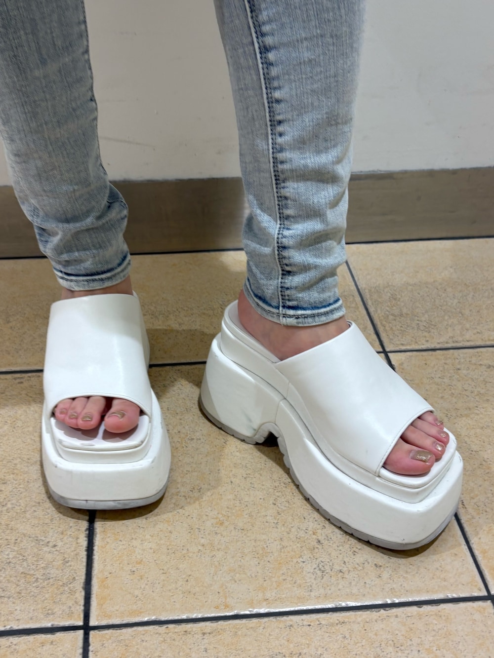 ブルー系のデニムパンツ、ホワイト系のサンダル、ピンク系のニット/セーターを着用したレディースの夏コーディネートの6枚目の写真