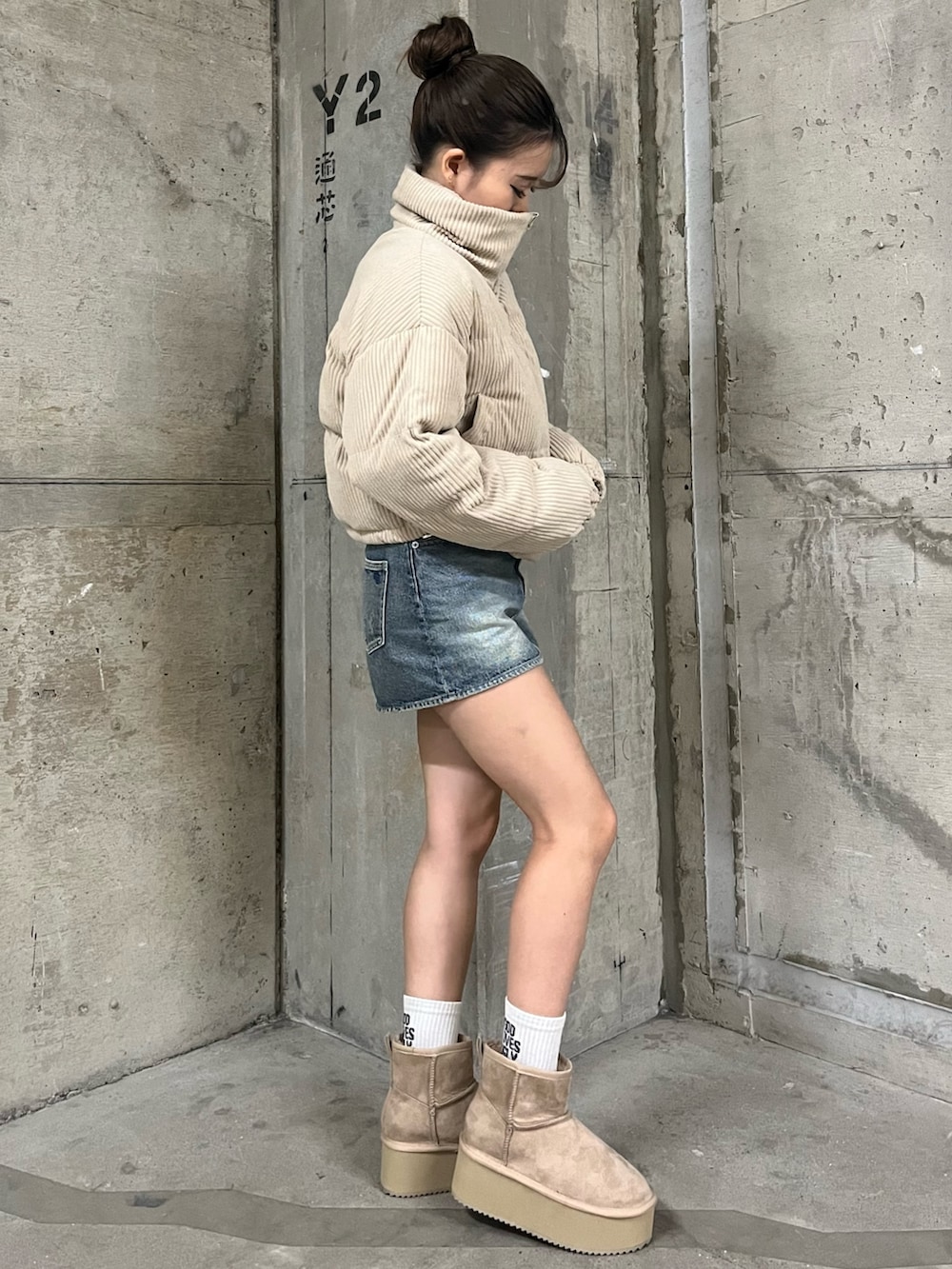 ベージュ系のブーツ、ブルー系のデニムスカートを着用したレディースの秋コーディネートの2枚目の写真