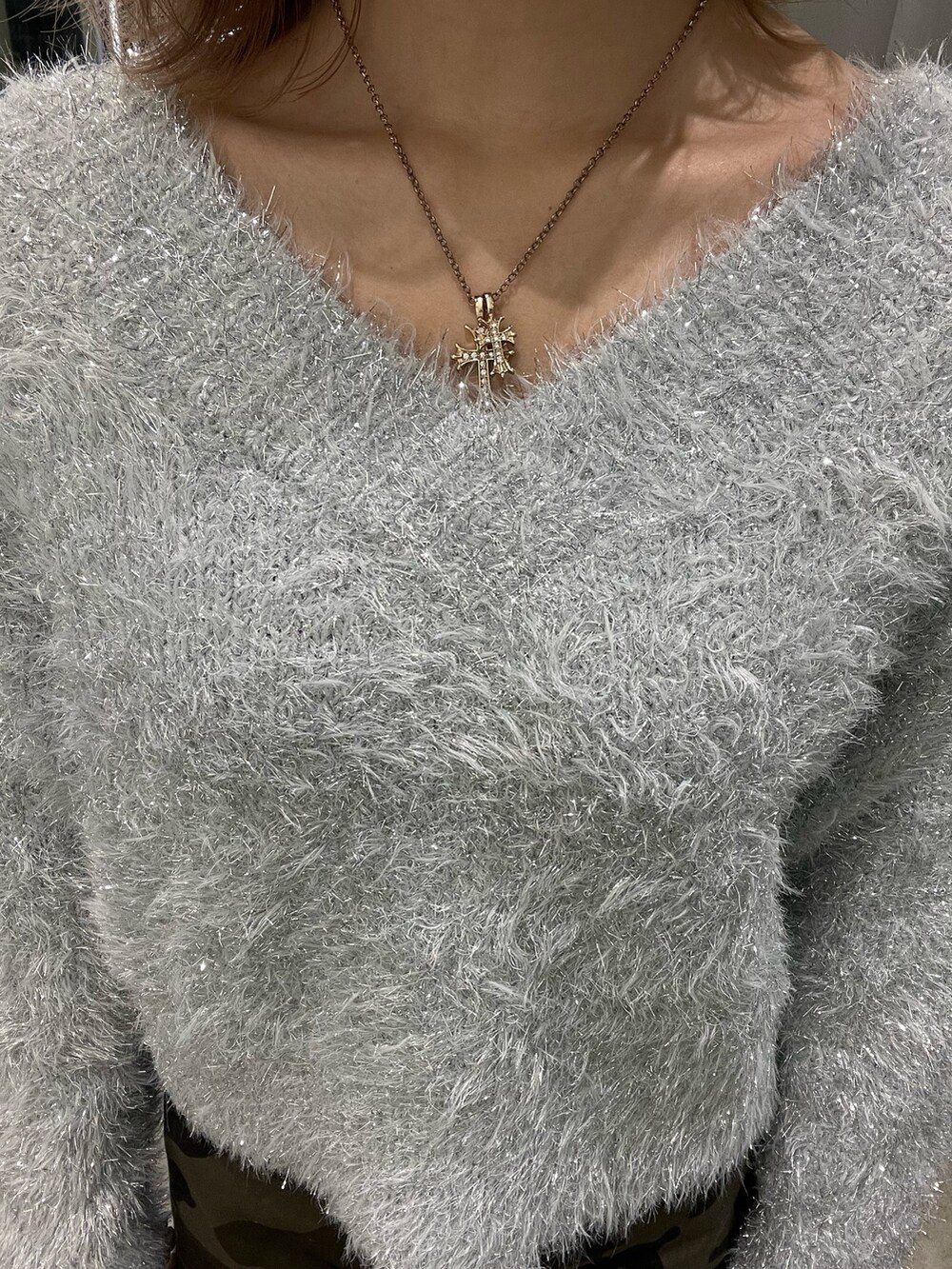 ホワイト系のダウンジャケット/コート、グレー系のニット/セーター、ブラック系のデニムスカートを着用したレディースの冬コーディネートの6枚目の写真