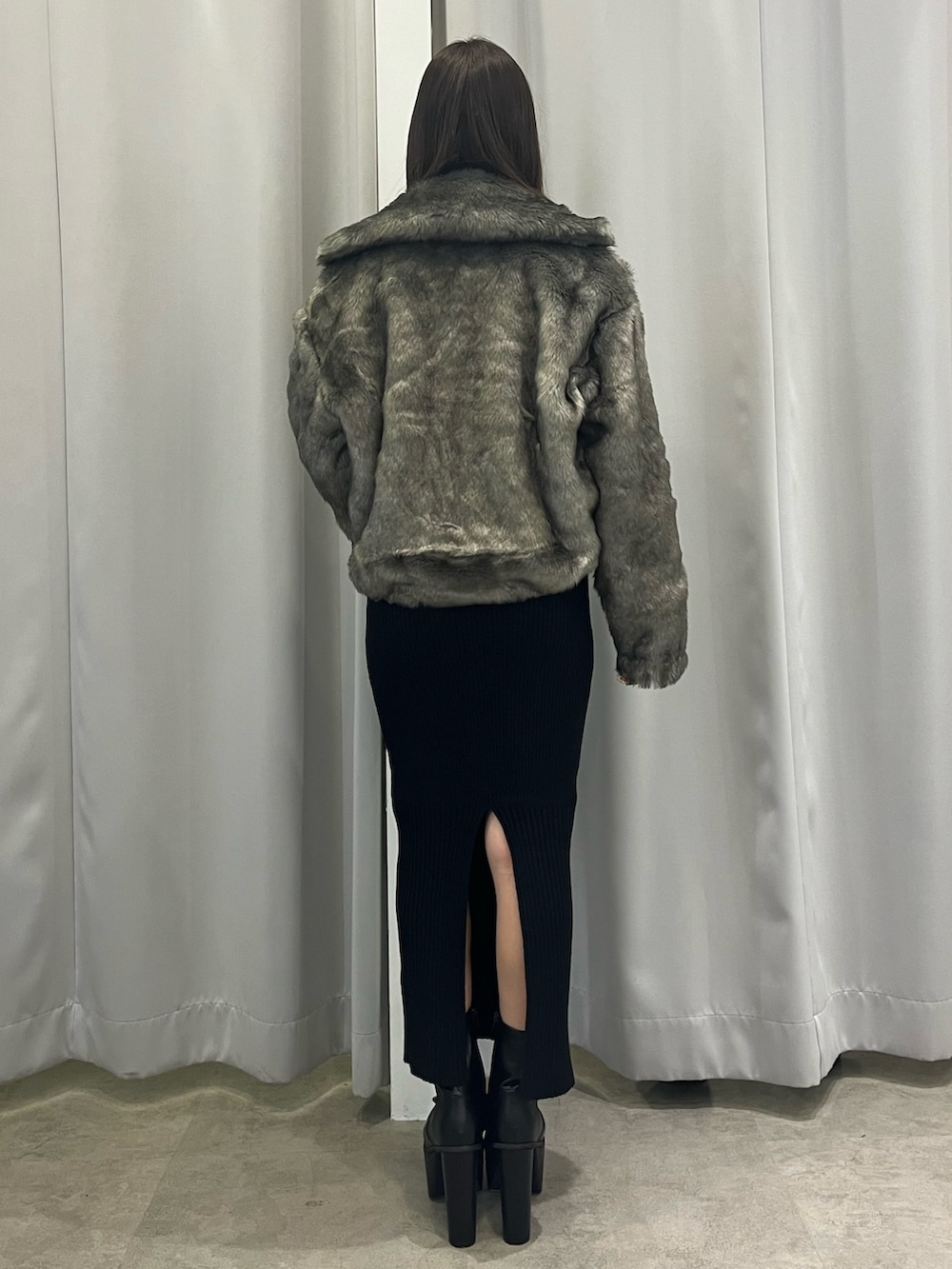 グレー系のその他アウター、ブラック系のワンピース、ブラック系のブーツを着用したレディースの秋コーディネートの3枚目の写真