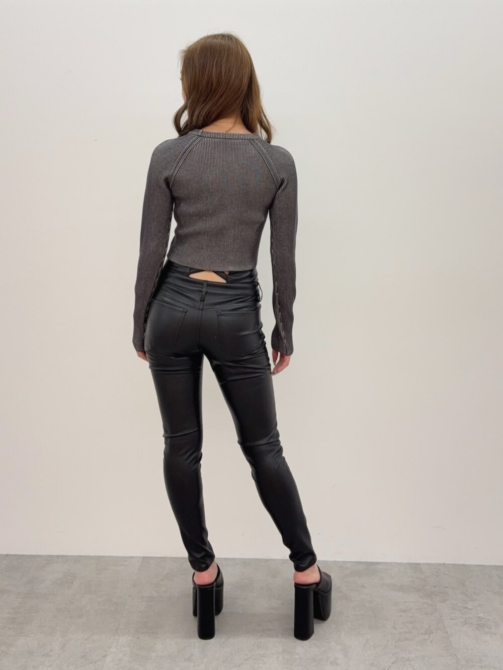 ブラック系のサンダル、ブラック系のその他パンツ、ブラック系のニット/セーターを着用したレディースの夏コーディネートの3枚目の写真