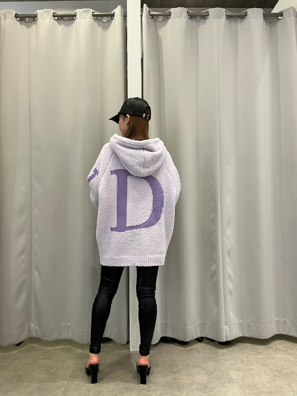 パープル系のニット/セーター、ブラック系のその他パンツ、ブラック系のパンプスを着用したレディースの冬コーディネートの2枚目の写真