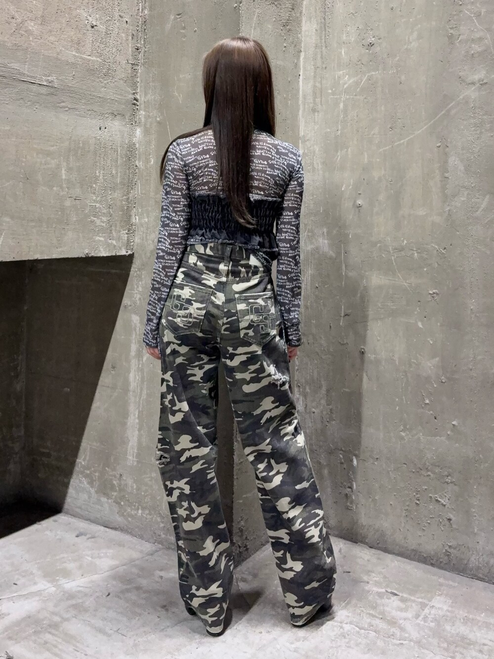 ブラック系のTシャツ/カットソー、その他のデニムパンツ、ブラック系のブーツを着用したレディースの秋コーディネートの3枚目の写真