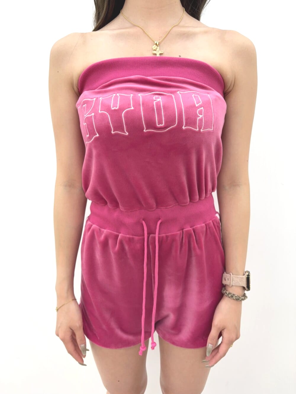 ホワイト系のサンダル、ピンク系のワンピース、ホワイト系のソックス/靴下を着用したレディースの夏コーディネートの5枚目の写真