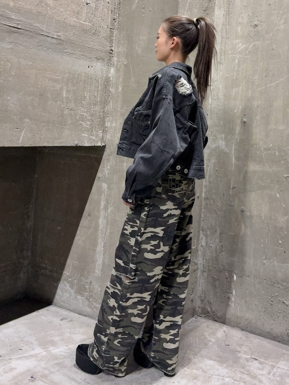 ブラック系のキャミソール、ブラック系のデニムジャケット、その他のデニムパンツを着用したレディースの夏コーディネートの2枚目の写真