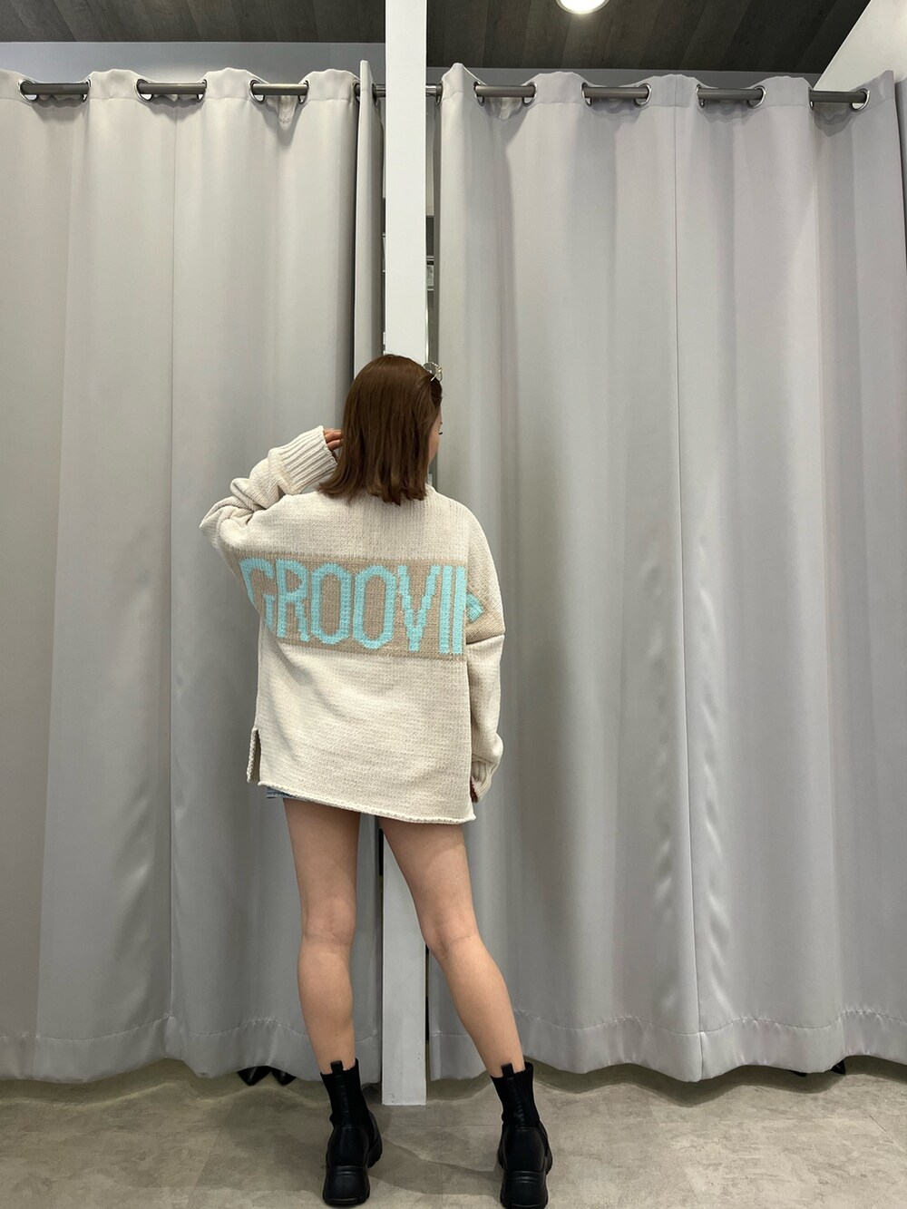 ブルー系のデニムジャケット、ホワイト系のニット/セーター、ブルー系のデニムスカートを着用したレディースの冬コーディネートの6枚目の写真