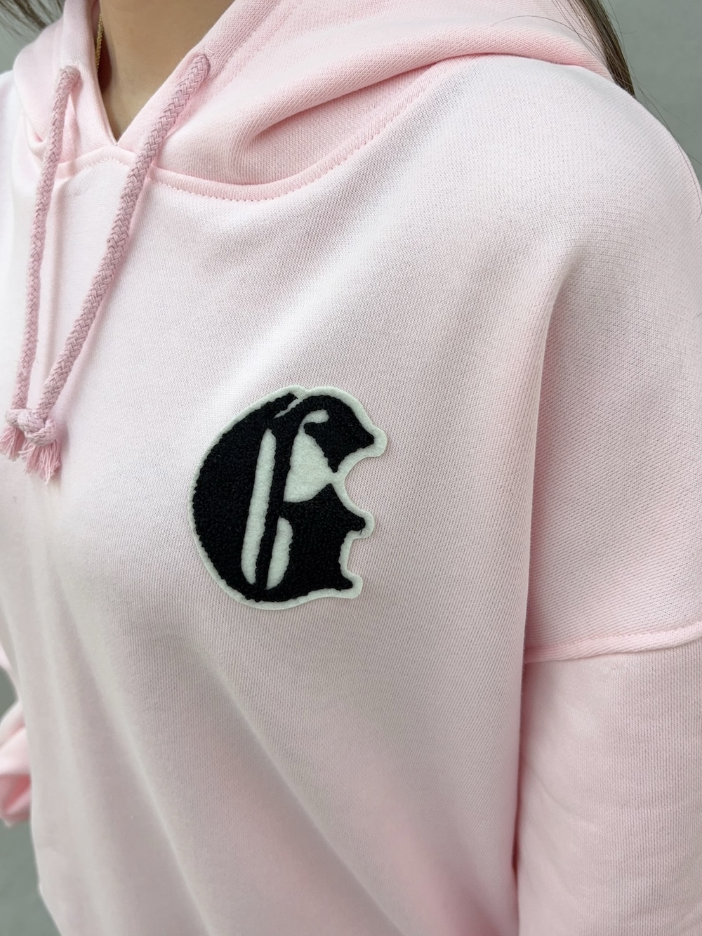 ピンク系のパーカー、ブルー系のデニムスカート、ベージュ系のブーツを着用したレディースの秋コーディネートの5枚目の写真