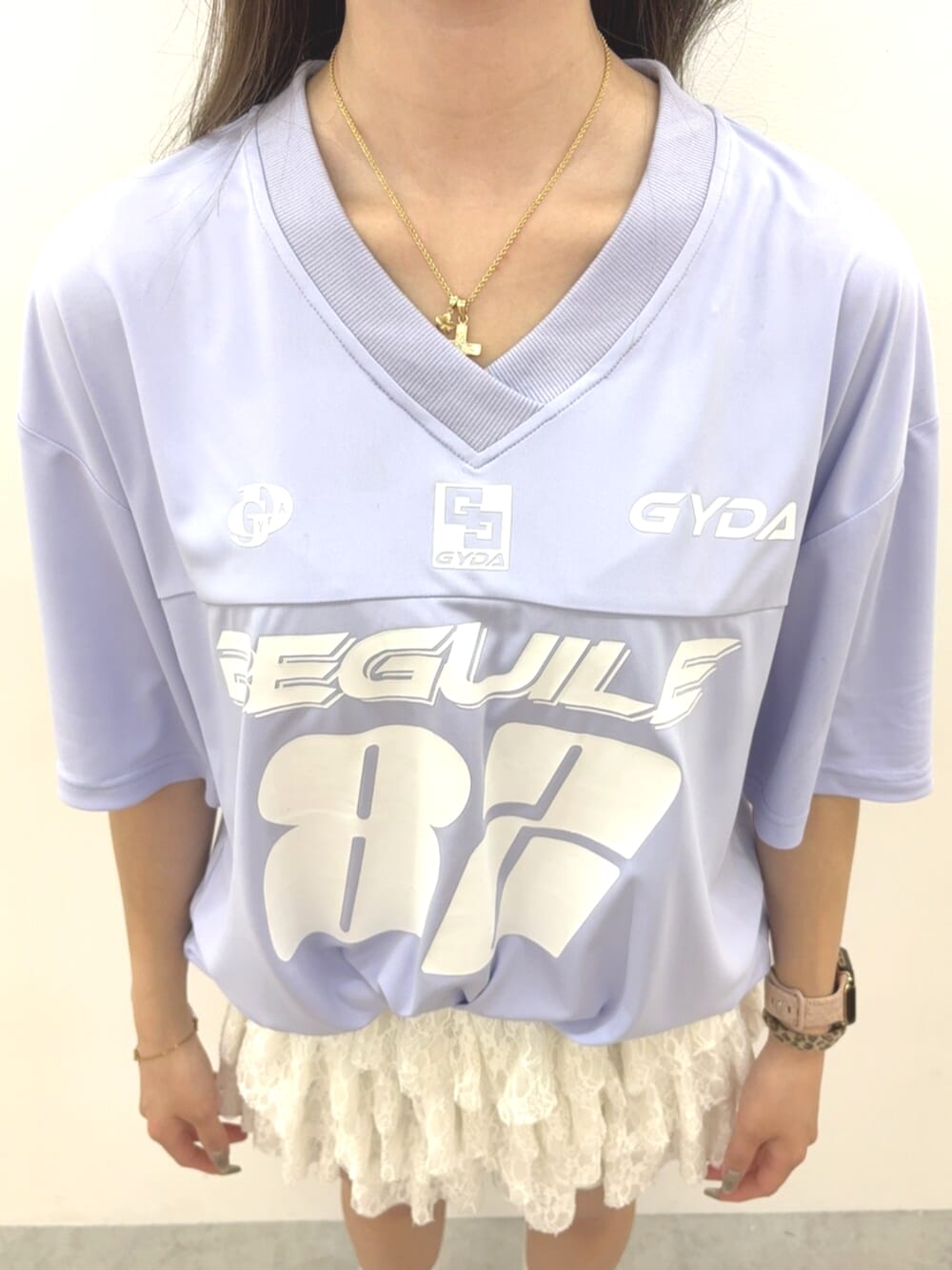 ホワイト系のサンダル、パープル系のTシャツ/カットソー、ホワイト系のその他パンツを着用したレディースの夏コーディネートの5枚目の写真