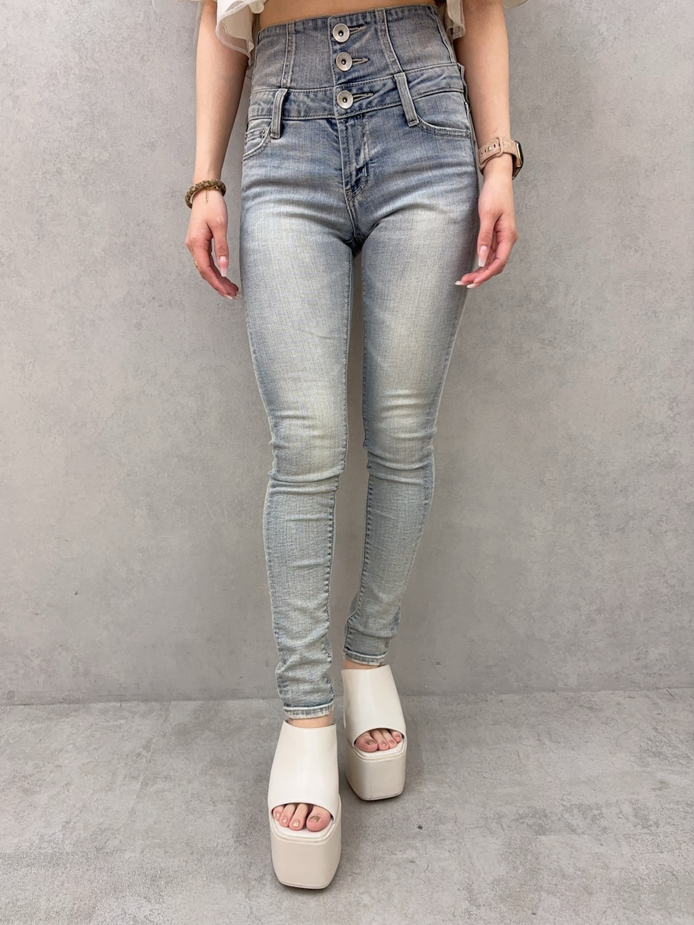 ベージュ系のシャツ/ブラウス、ブルー系のデニムパンツ、ホワイト系のサンダルを着用したレディースの夏コーディネートの7枚目の写真