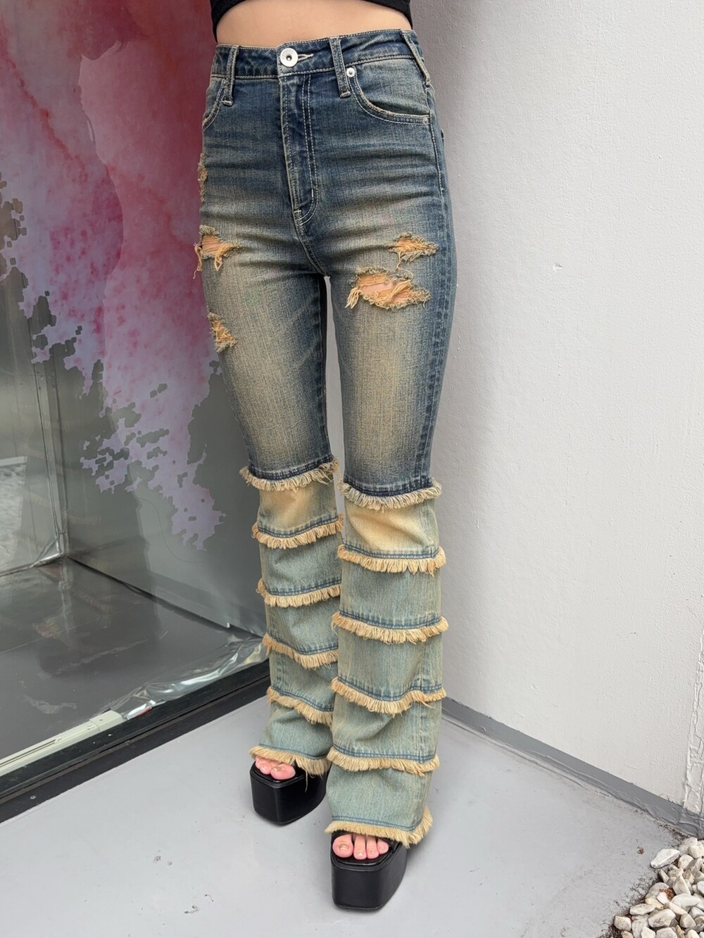 ホワイト系のTシャツ/カットソー、ブルー系のデニムパンツ、ブラック系のサンダルを着用したレディースの夏コーディネートの6枚目の写真