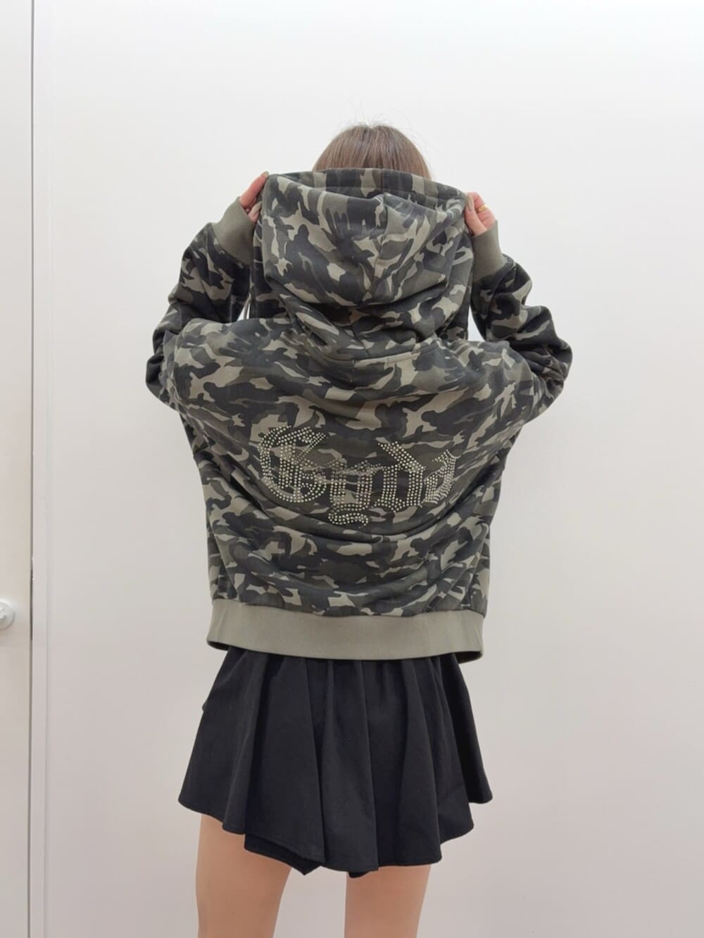 ブラック系のブーツ、ブラック系のTシャツ/カットソー、その他のパーカーを着用したレディースの冬コーディネートの4枚目の写真