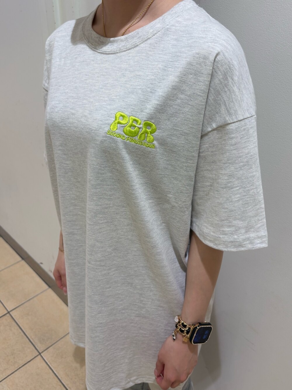 ホワイト系のサンダル、ブルー系のデニムパンツ、グレー系のTシャツ/カットソーを着用したレディースの春コーディネートの5枚目の写真