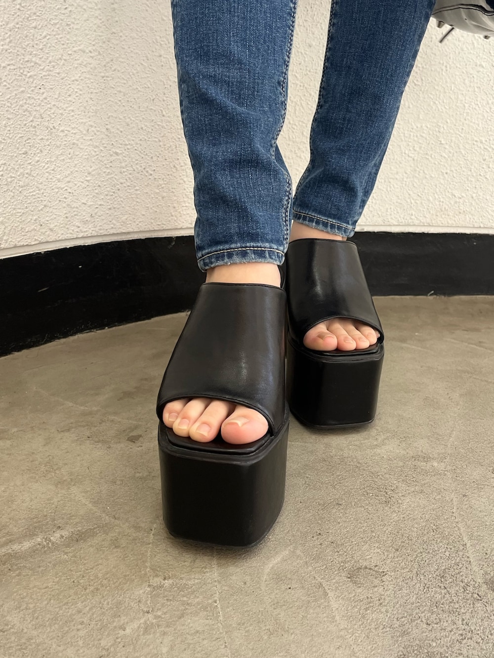 ブラック系のその他パンツ、ブラック系のサンダル、パープル系のスウェットを着用したレディースの夏コーディネートの6枚目の写真