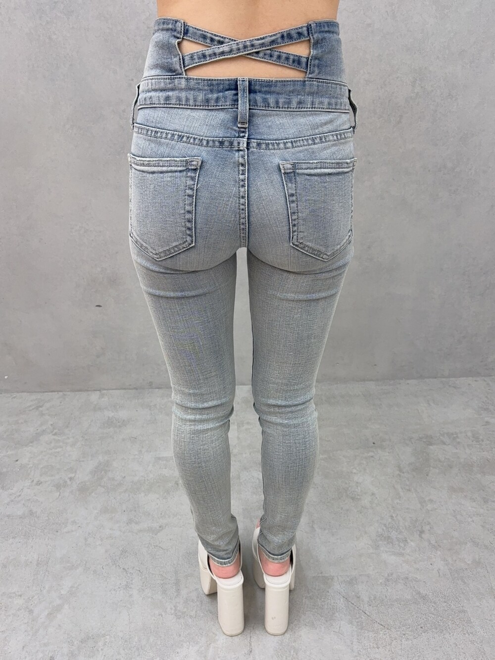 ホワイト系のパーカー、ブルー系のデニムパンツ、ホワイト系のサンダルを着用したレディースの夏コーディネートの7枚目の写真