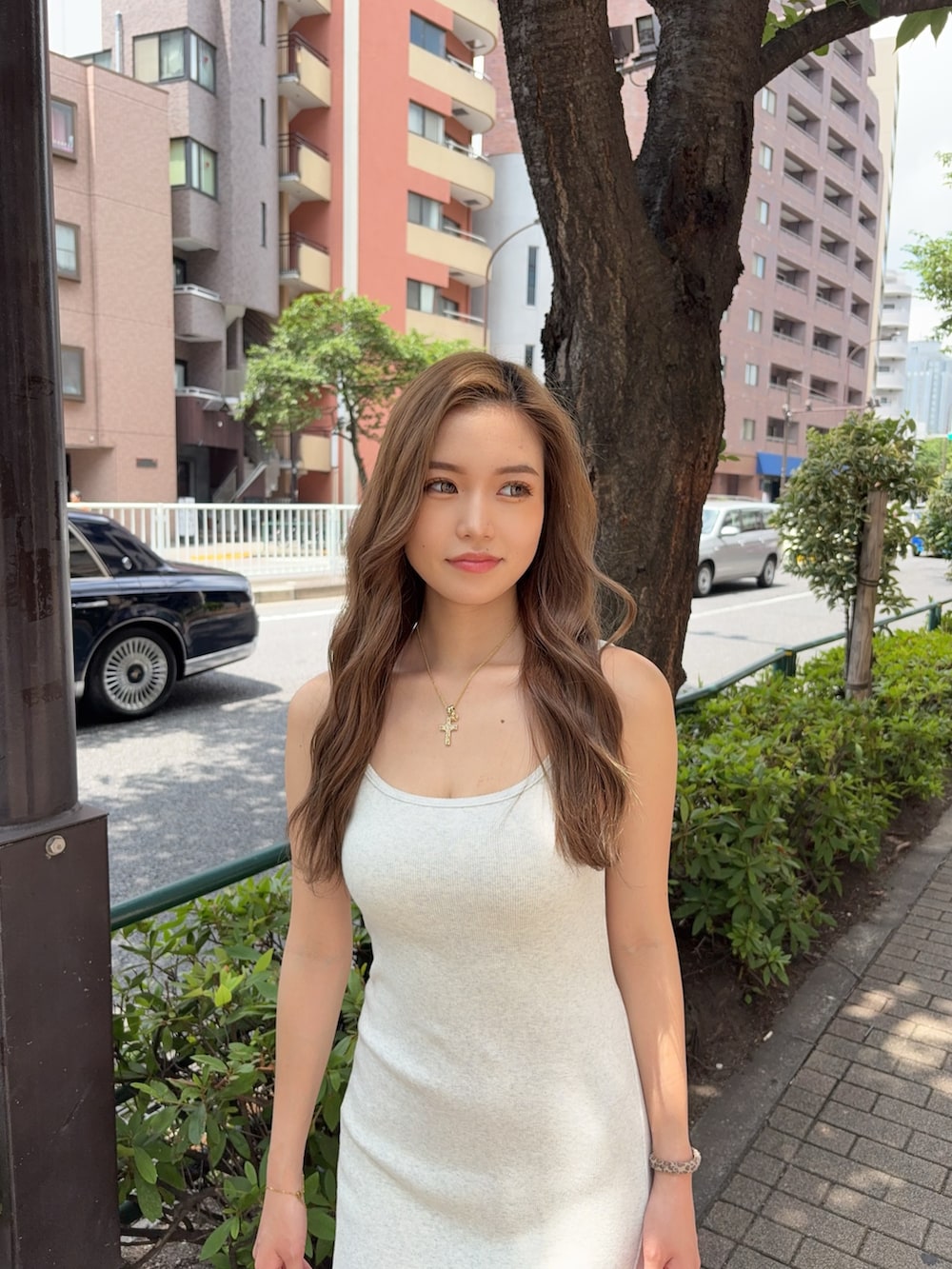 グレー系のワンピース、ホワイト系のサンダルを着用したレディースの夏コーディネートの4枚目の写真