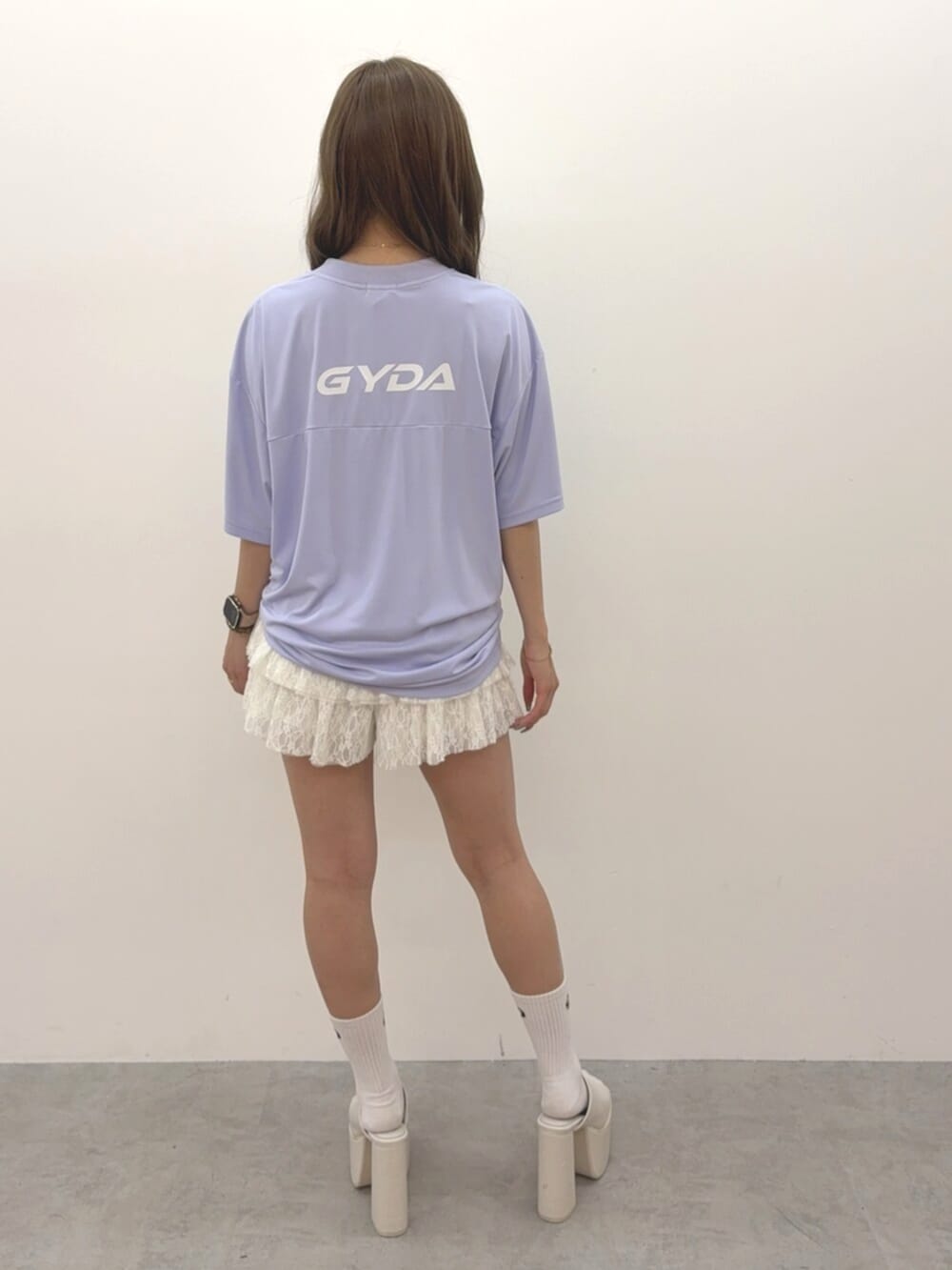 ホワイト系のサンダル、パープル系のTシャツ/カットソー、ホワイト系のその他パンツを着用したレディースの夏コーディネートの3枚目の写真