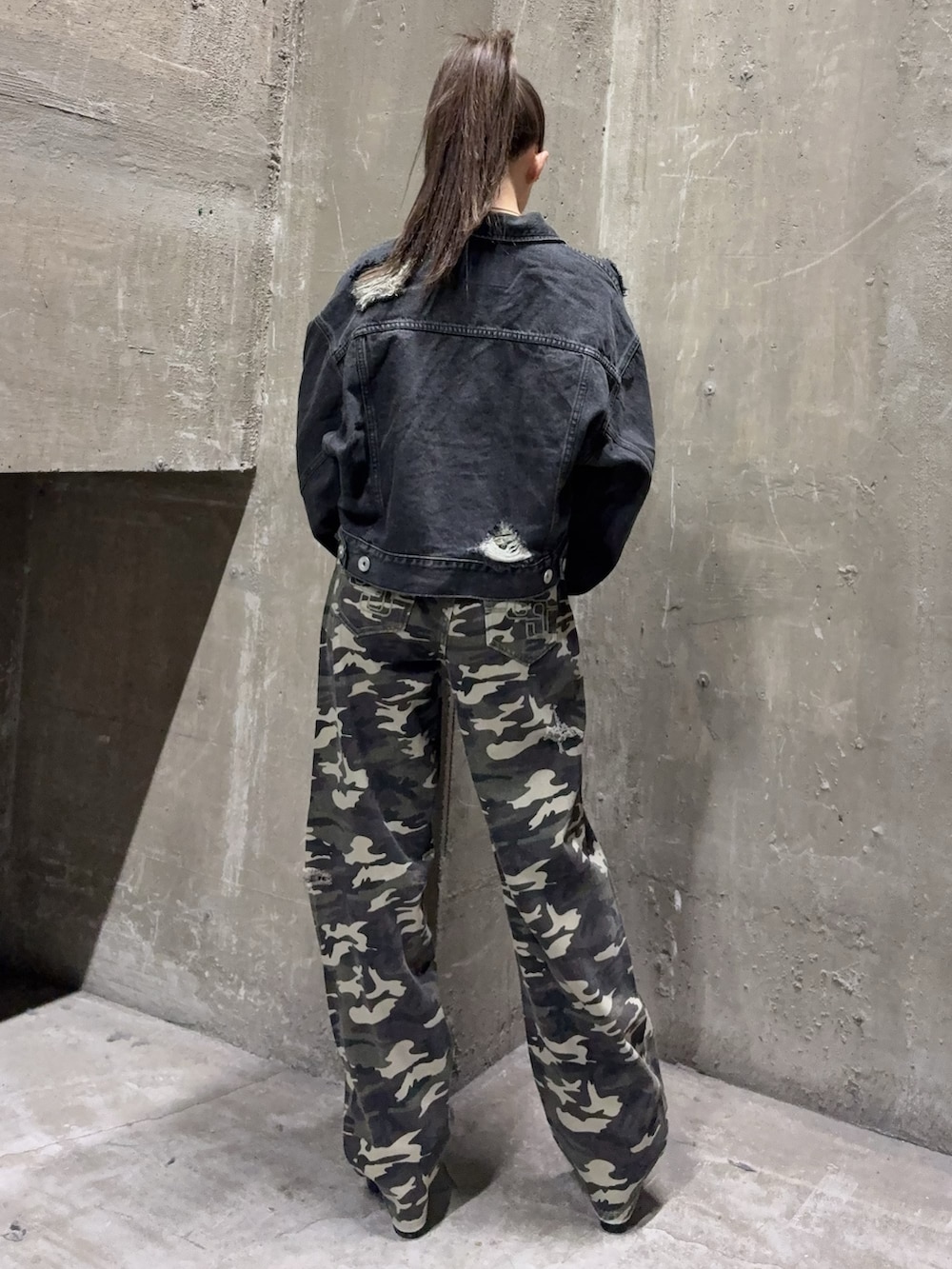 ブラック系のキャミソール、ブラック系のデニムジャケット、その他のデニムパンツを着用したレディースの夏コーディネートの3枚目の写真