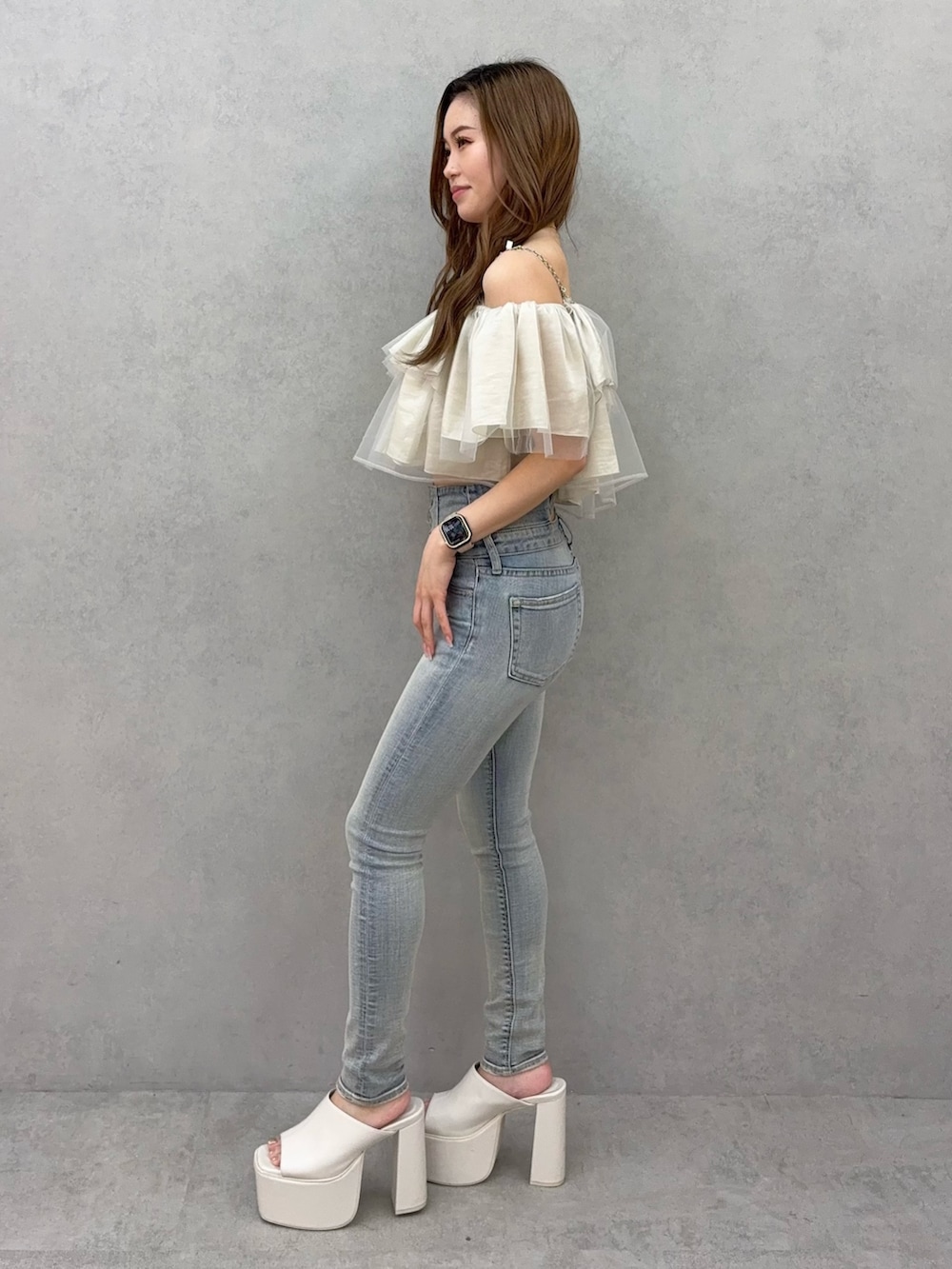 ベージュ系のシャツ/ブラウス、ブルー系のデニムパンツ、ホワイト系のサンダルを着用したレディースの夏コーディネートの2枚目の写真