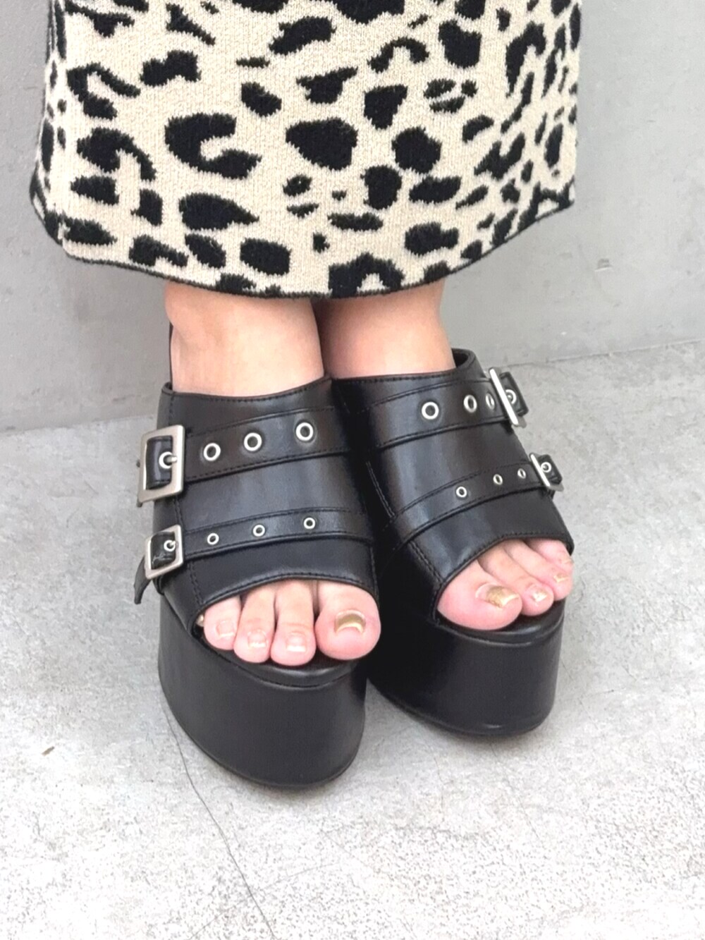 ブラック系のサンダル、ブラック系のその他パンツ、ピンク系のキャミソールを着用したレディースの夏コーディネートの6枚目の写真