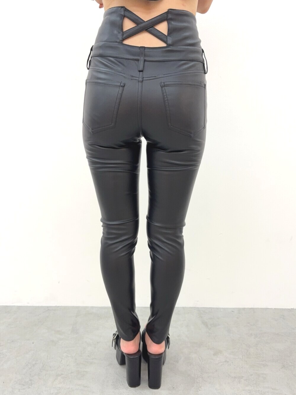 ブラック系のサンダル、ブラック系のその他パンツ、ピンク系のキャミソールを着用したレディースの夏コーディネートの5枚目の写真