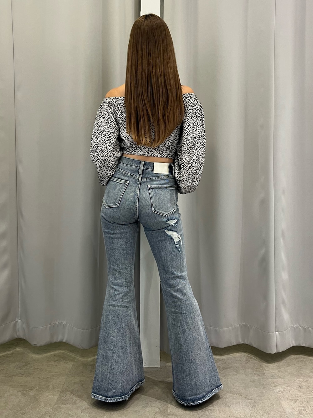 ホワイト系のシャツ/ブラウス、ブルー系のデニムパンツ、ホワイト系のハンドバッグを着用したレディースの秋コーディネートの3枚目の写真