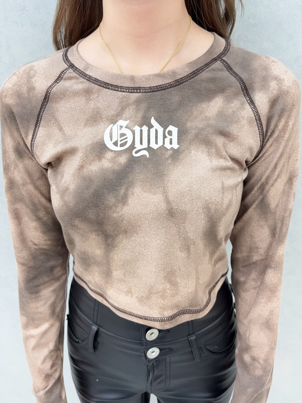 ブラック系のその他パンツ、ブラック系のサンダル、ブラウン系のTシャツ/カットソーを着用したレディースの夏コーディネートの5枚目の写真