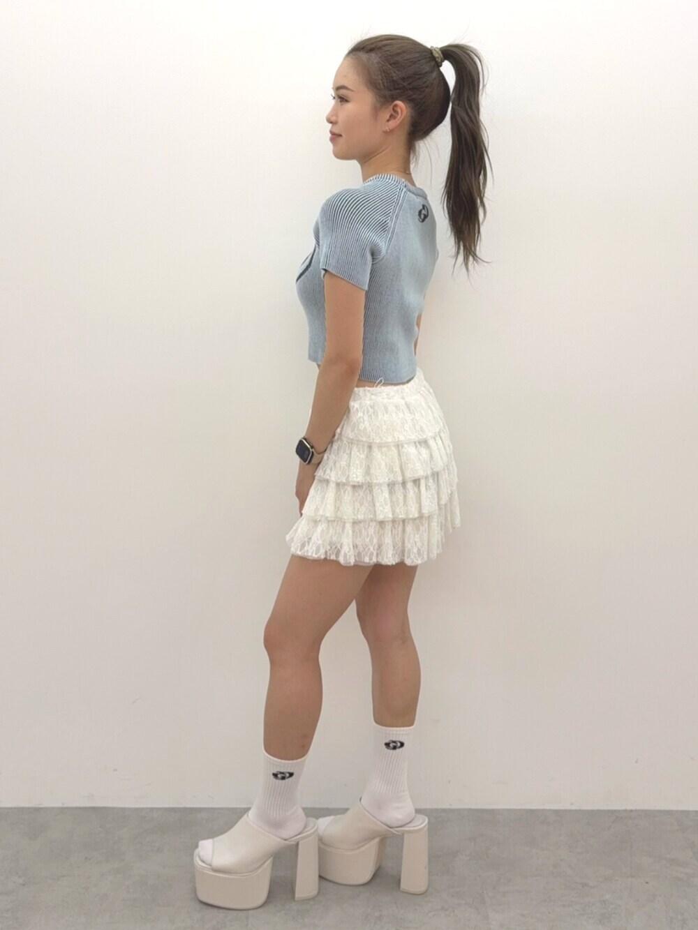 ホワイト系のサンダル、ホワイト系のその他パンツ、ブルー系のニット/セーターを着用したレディースの夏コーディネートの2枚目の写真