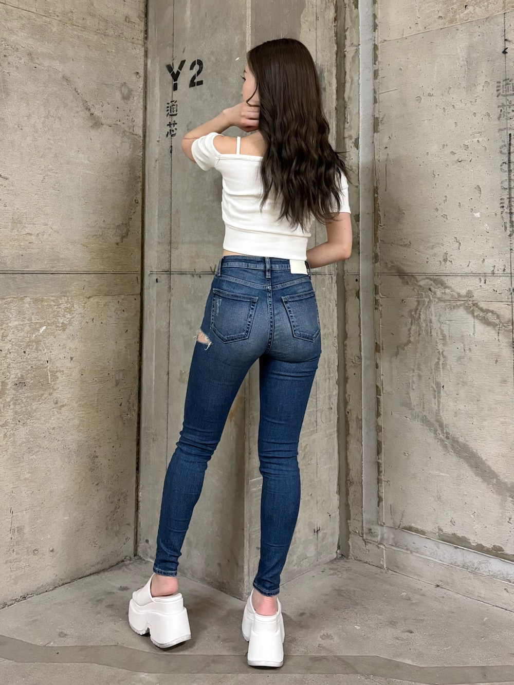 ホワイト系のTシャツ/カットソー、ブルー系のデニムパンツ、ホワイト系のサンダルを着用したレディースの春コーディネートの3枚目の写真