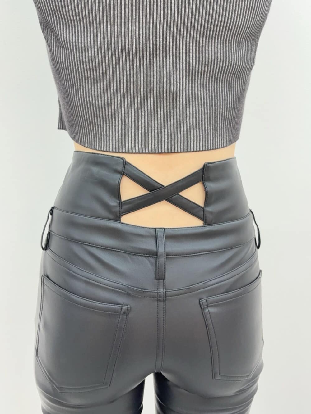 ブラック系のサンダル、ブラック系のその他パンツ、ブラック系のニット/セーターを着用したレディースの夏コーディネートの6枚目の写真