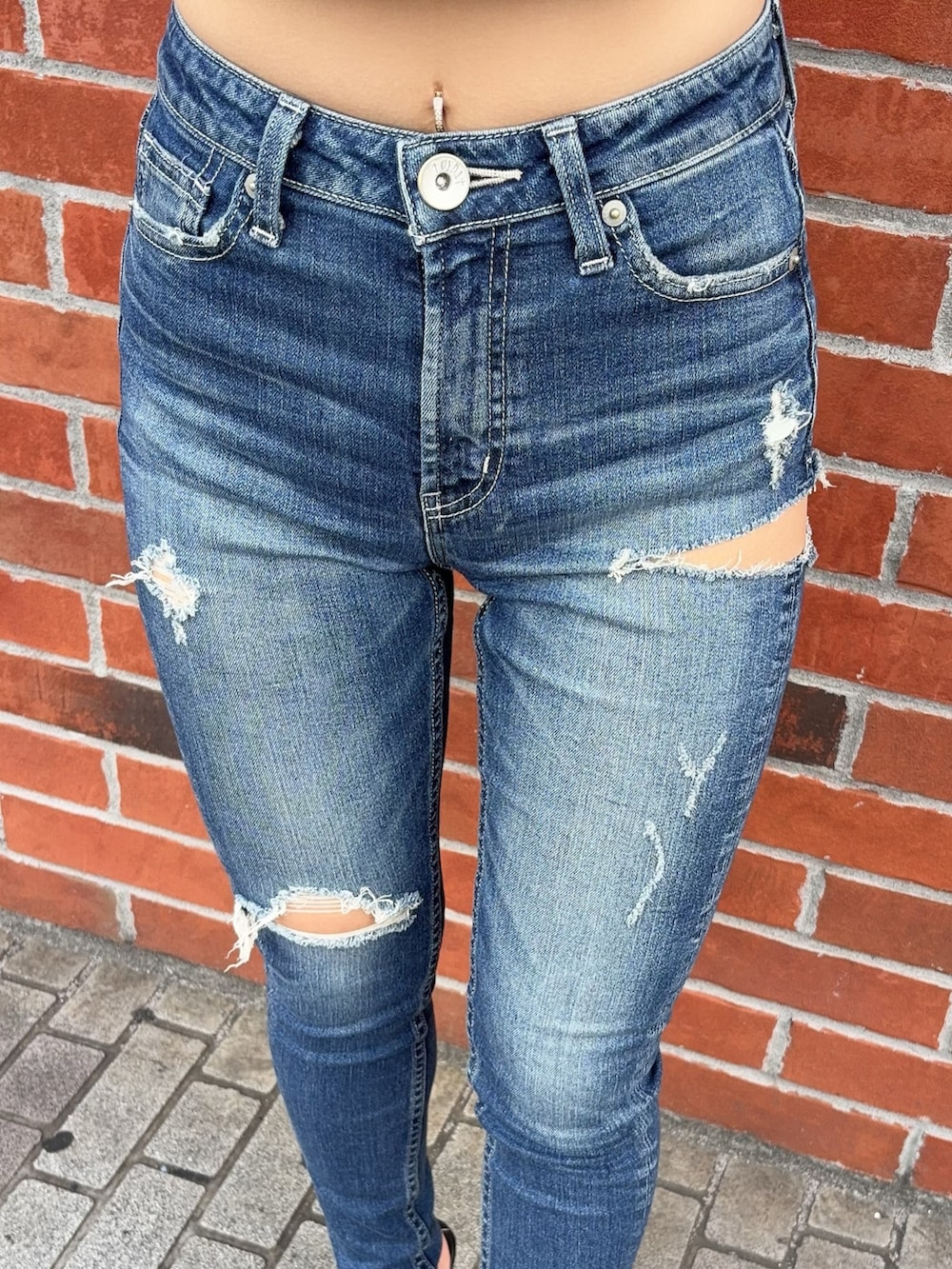 ホワイト系のTシャツ/カットソー、ブルー系のデニムパンツ、ホワイト系のサンダルを着用したレディースの夏コーディネートの5枚目の写真