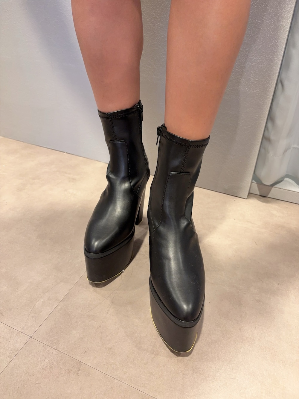 ブラック系のキャミソール、ブラック系のデニムジャケット、その他のデニムパンツを着用したレディースの夏コーディネートの5枚目の写真