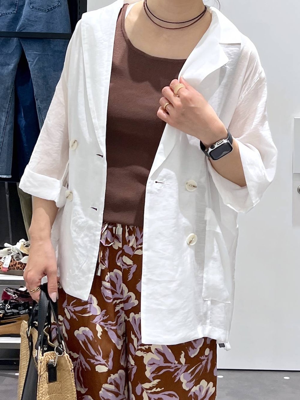 ブラウン系のその他パンツ、ベージュ系のショルダーバッグ、ブラック系のサンダルを着用したレディースの夏コーディネートの5枚目の写真
