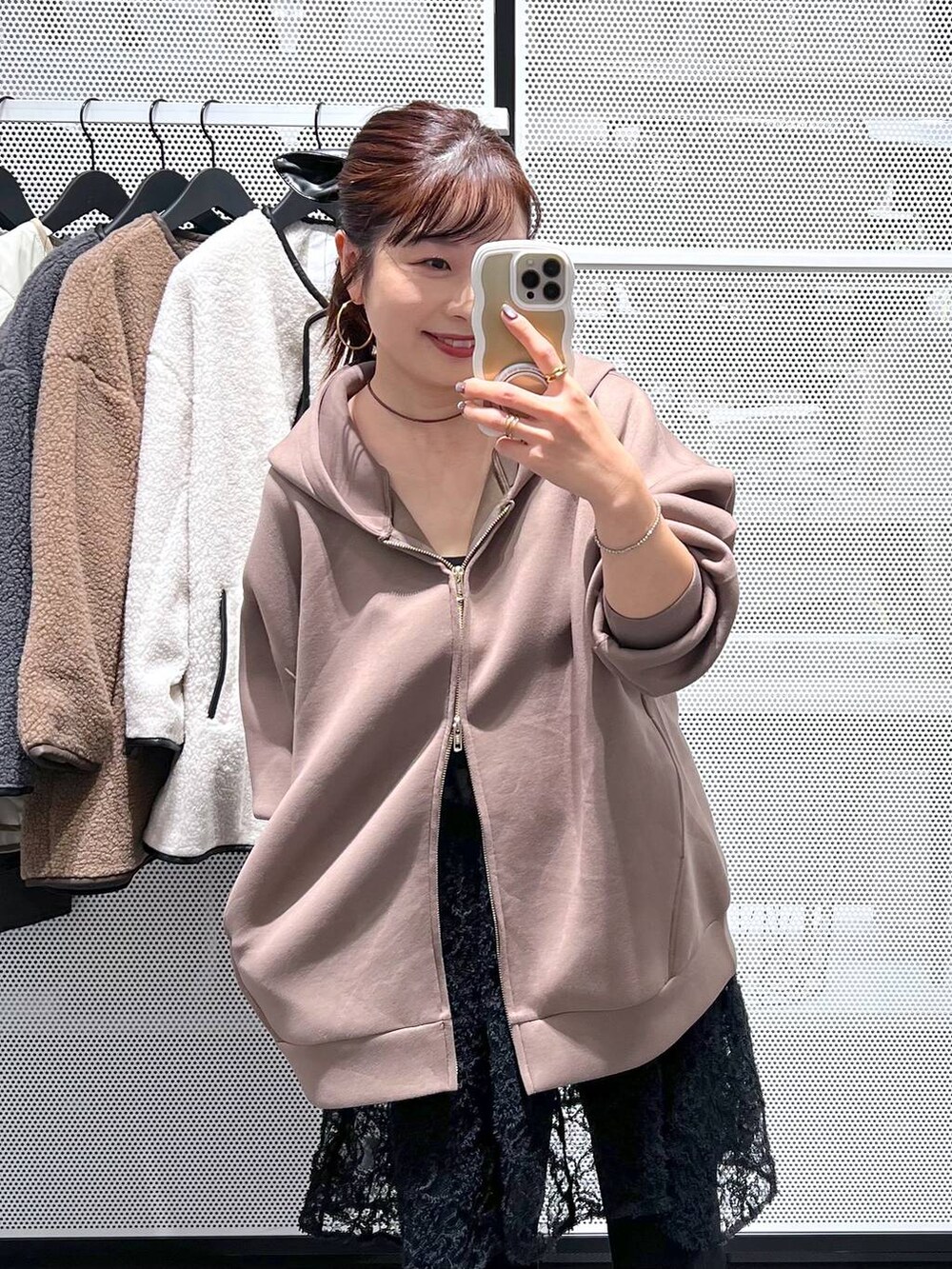 ブラウン系のパーカー、ブラック系のチュニック、ブラック系のその他パンツを着用したレディースの秋コーディネートの2枚目の写真