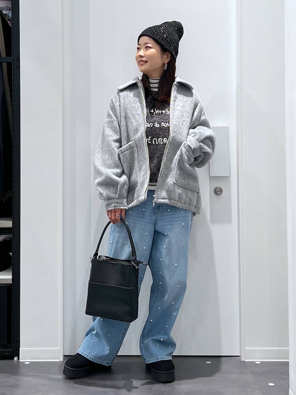 その他のニット/セーター、グレー系のブルゾン、ブラック系のショルダーバッグを着用したレディースの冬コーディネートの4枚目の写真