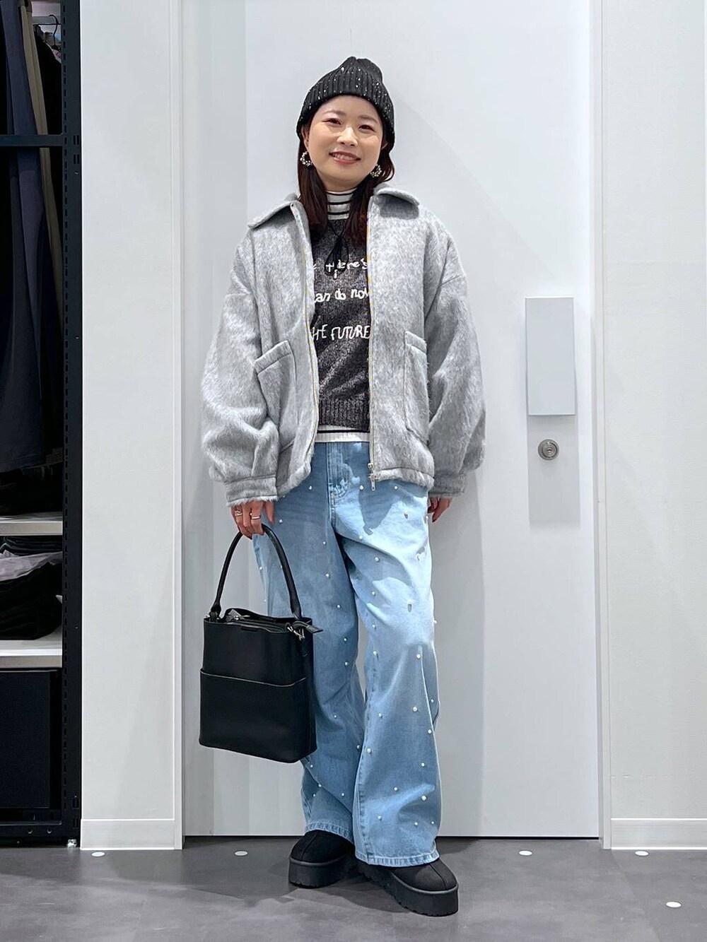 その他のニット/セーター、グレー系のブルゾン、ブラック系のショルダーバッグを着用したレディースの冬コーディネートの2枚目の写真