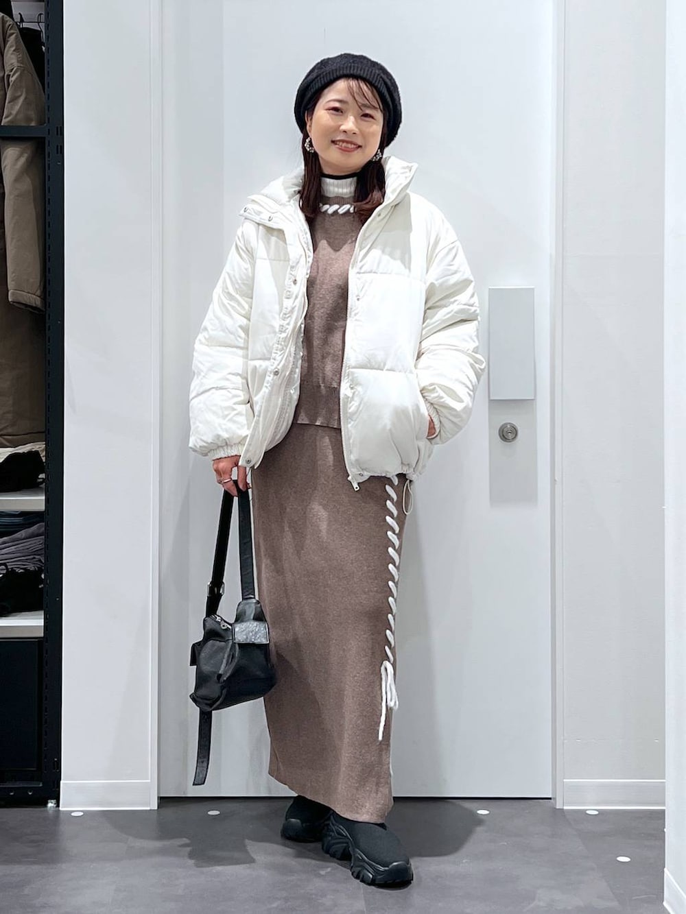 「低身長、ママコーデ、きれいめカジュアル、着痩せ・細見え、きれいめ、楽ちんコーデ、骨格ウェーブ、体型カバー、リラックス、LAKOLE、ニット、アウター、スカート、バッグ、ブーツ」｜「LAKOLEの12ゲージリブモックネックプルオーバー / 116703（ニット/セーター、ベージュ系）」を使った、emaさん（レディース・155cm）の冬コーディネートの3枚目の写真