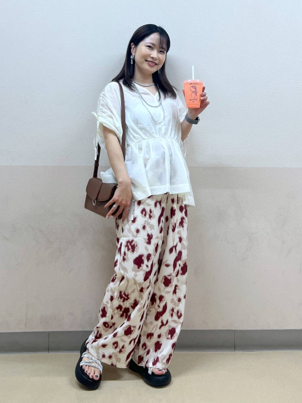 シルバー系のサンダル、ホワイト系のシャツ/ブラウス、ホワイト系のその他パンツを着用したレディースの春コーディネートの4枚目の写真