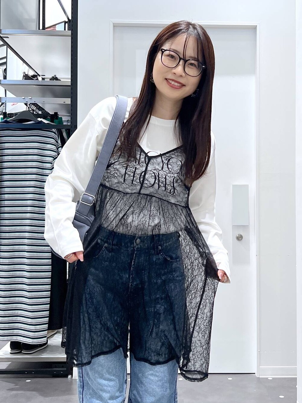 ブルー系のショルダーバッグ、ホワイト系のTシャツ/カットソー、ブラック系のサンダルを着用したレディースの春コーディネートの5枚目の写真